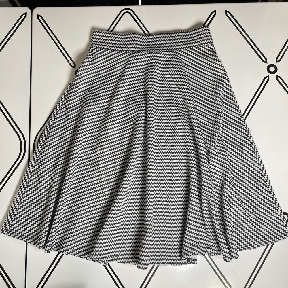 Women's Skirt Flared A-Line Small Black & White Zigzag Tiffany‎ & Grey